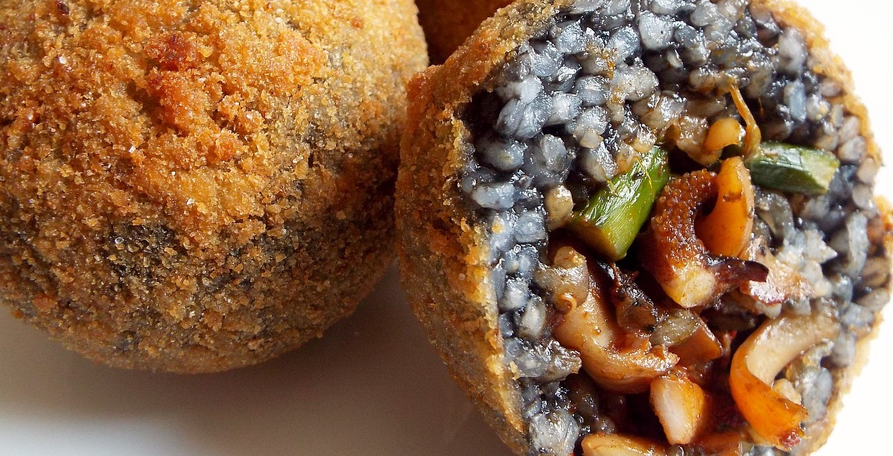 Arancini o Arancine al nero con seppia, nduja e asparagi